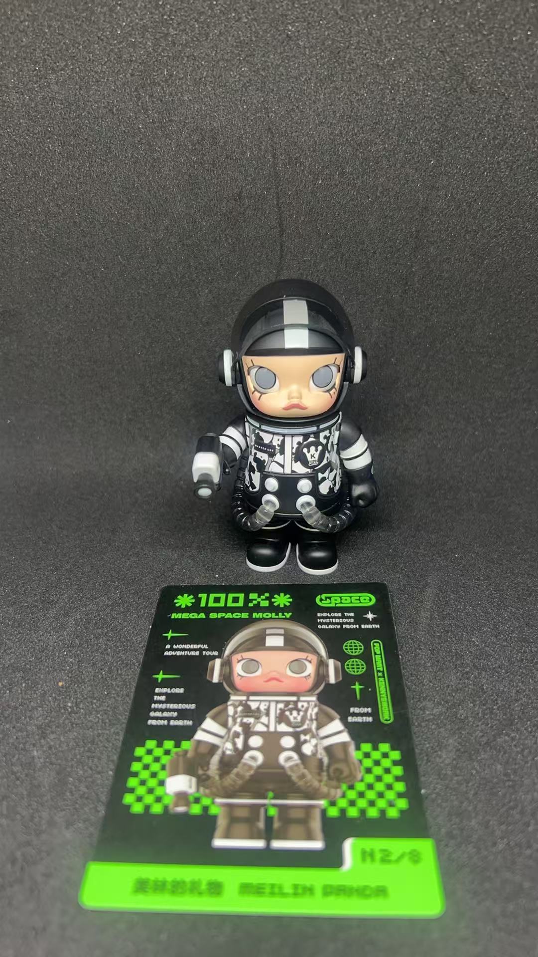 Meilin Panda - MEGA SPACE MOLLY 100% Series 2 - POP MART